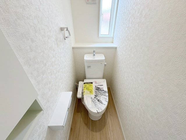 クワイエ　各務原市鵜沼西町第１　全３区画分譲のキッチン|お手入れがラクなステンレスをワークスペース部分トップに使用した、機能的で美しいシステムキッチンです。
浄水器組込み水栓でシンクまわりがスッキリ広々お使いいただけます。フラットな造りでお掃除も楽々です。