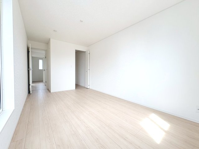 クワイエ　各務原市鵜沼西町第１　全３区画分譲の浴室|保温浴槽使用で４時間たっても浴槽の湯温低下はわずか約2.5度の省エネ仕様です。【暖房換気乾燥機】付き！
サイドブロー機能を備えた省エネ衣類乾燥機です。窓付きの明るく清潔な空間でゆったりバスタイムを！