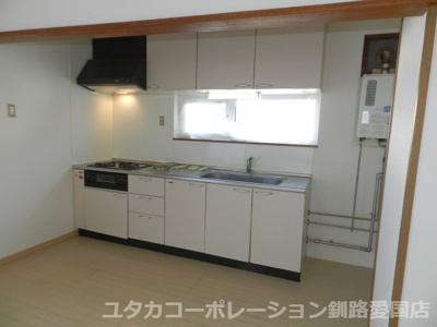 【キッチン】 | 【商談中】◆収益物件◆愛国西1丁目30-11借家 | 窓付で換気もしやすい明るいキッチン☆お手伝いも大歓迎です！