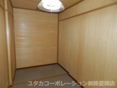 【収納】 | 【商談中】◆収益物件◆愛国西1丁目30-11借家 | 1階4帖の収納スペース、納戸。たっぷり4帖の広さがあります☆荷物の多くても安心ですね♪