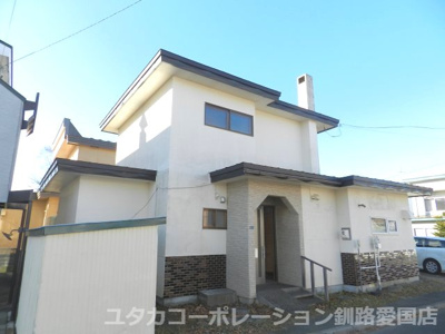 【外観】 | 【商談中】◆収益物件◆愛国西1丁目30-11借家 | 白基調の落ち着いた雰囲気。エントランスの風除けスペースも重宝