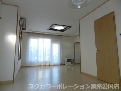 【居間・リビング】 | 【商談中】◆収益物件◆愛国西1丁目30-11借家 | 20帖の広さの明るいリビング！家族の集合場所になりそうですね