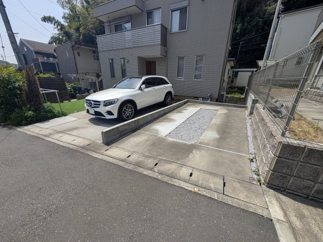 ヘーベルハウス生田E棟の駐車場