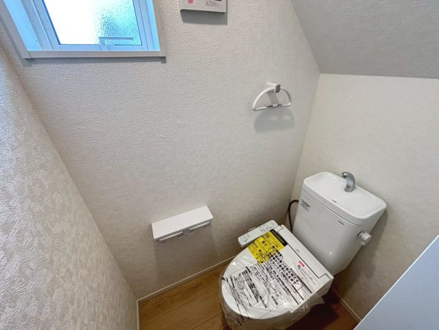 クワイエ　羽島市小熊町内粟野第２　全２区画分譲のトイレ|超表面平滑加工とイオンパワーの「セフィオンテクト」加工で、汚れが付きにくく落ちやすい仕様のトイレです。
またツイントルネード洗浄で少ない水でも前方の返し部分から後方部までしっかり洗浄できます！