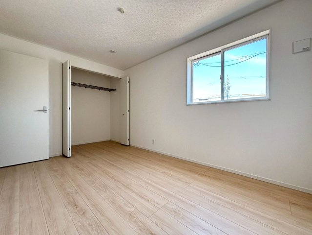 クワイエ　羽島市小熊町内粟野第２　全２区画分譲の寝室|全居室にたっぷり収納できる大型収納を設置。窓ガラスは、断熱性能や結露防止効果の高いペアガラスを採用！
高い断熱性と共にガラス面の結露対策にも効果を発揮し湿気によるカビの発生を抑止します。