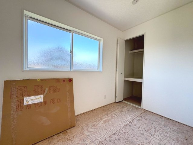 クワイエ　羽島市小熊町内粟野第２　全２区画分譲の洋室|建具やクロスなどをトータルデザインでコーディネートしており、室内に落ち着きと安らぎを与えてくれます。
全居室収納付き！寝室やお子様のお部屋がスッキリ片付きます。