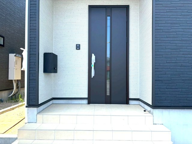 クワイエ　羽島市小熊町内粟野第２　全２区画分譲の玄関|玄関ドアの取手ハンドル部分にセンサーがついて、カードタイプ・シールタイプのキーで施錠が可能で便利です。
お買い物の荷物で手が塞がっていても、楽々開錠できます。毎日の外出前の時間も短縮されて快適です！