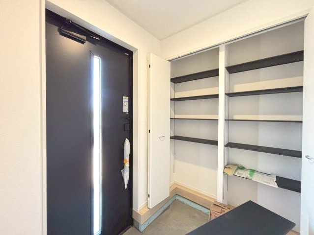 クワイエ　羽島市小熊町内粟野第２　全２区画分譲の玄関|玄関ドアの取手ハンドル部分にセンサーがついて、カードタイプ・シールタイプのキーで施錠が可能で便利です。
お買い物の荷物で手が塞がっていても、楽々開錠できます。毎日の外出前の時間も短縮されて快適です！