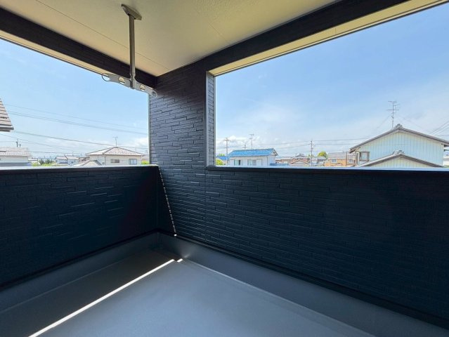 クワイエ　羽島市小熊町内粟野第２　全２区画分譲のバルコニー|バルコニーは南向きで洗濯物もよく乾きます！強度と表面積硬度を持つFPRで防水しています。