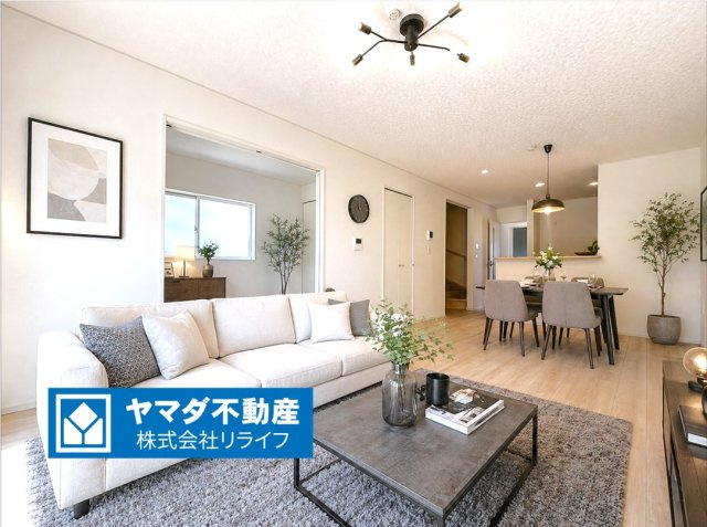 クワイエ　羽島市小熊町内粟野第２　全２区画分譲の居間・リビング|※家具はCGによるイメージ　フローリング材は木目調でナチュラルな美しさ。様々な傷やクラックの発生を大幅に抑える特殊加工済みです。