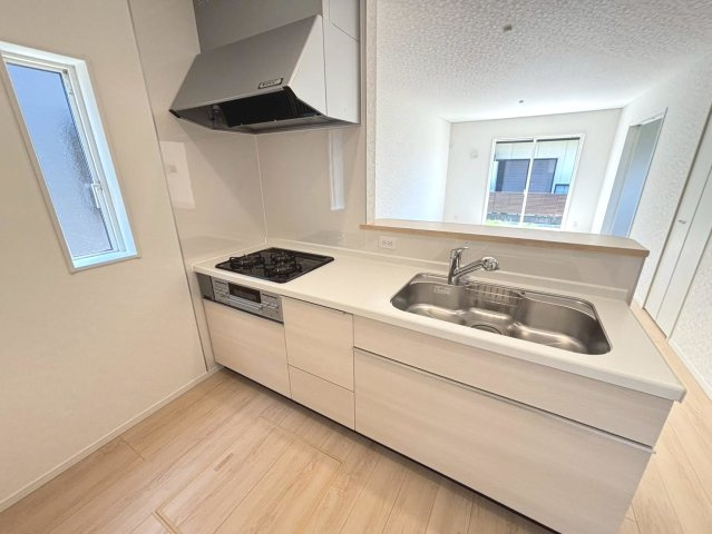 クワイエ　羽島市小熊町内粟野第２　全２区画分譲のキッチン|お手入れがラクなステンレスをワークスペース部分トップに使用した、機能的で美しいシステムキッチンです。
浄水器組込み水栓でシンクまわりがスッキリ広々お使いいただけます。フラットな造りでお掃除も楽々です。