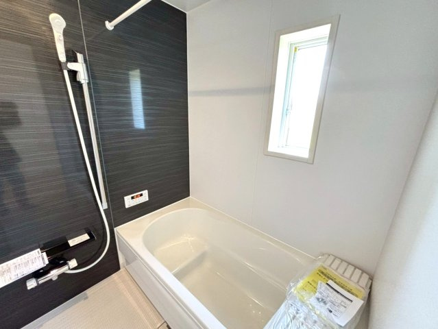 クワイエ　羽島市小熊町内粟野第２　全２区画分譲のキッチン|お手入れがラクなステンレスをワークスペース部分トップに使用した、機能的で美しいシステムキッチンです。
浄水器組込み水栓でシンクまわりがスッキリ広々お使いいただけます。フラットな造りでお掃除も楽々です。