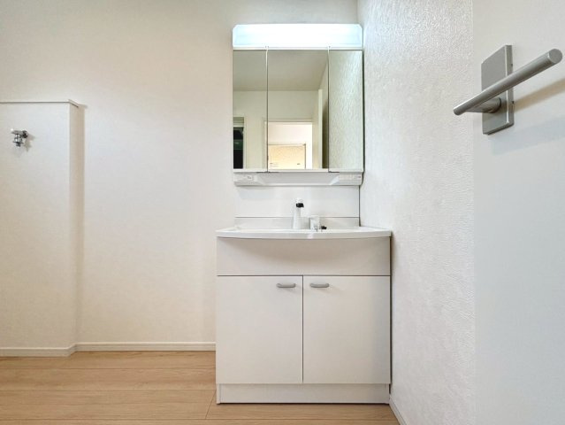 クワイエ　羽島市小熊町内粟野第２　全２区画分譲の浴室|保温浴槽使用で４時間たっても浴槽の湯温低下はわずか約2.5度の省エネ仕様です。【暖房換気乾燥機】付き！
サイドブロー機能を備えた省エネ衣類乾燥機です。窓付きの明るく清潔な空間でゆったりバスタイムを！