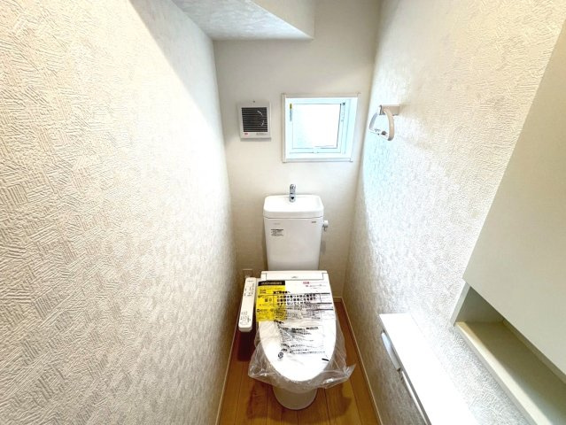 クワイエ　羽島市小熊町内粟野第２　全２区画分譲のトイレ|超表面平滑加工とイオンパワーの「セフィオンテクト」加工で、汚れが付きにくく落ちやすい仕様のトイレです。
またツイントルネード洗浄で少ない水でも前方の返し部分から後方部までしっかり洗浄できます！