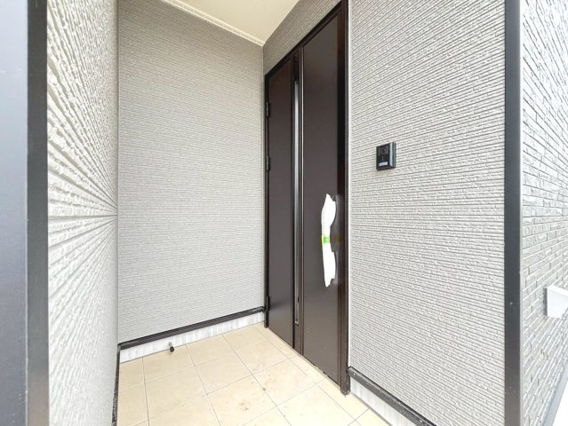 クワイエ　羽島市小熊町内粟野第２　全２区画分譲の玄関|玄関ドアの取手ハンドル部分にセンサーがついて、カードタイプ・シールタイプのキーで施錠が可能で便利です。
お買い物の荷物で手が塞がっていても、楽々開錠できます。毎日の外出前の時間も短縮されて快適です！