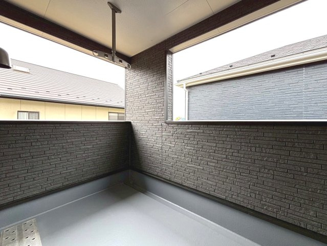 クワイエ　羽島市小熊町内粟野第２　全２区画分譲のバルコニー|バルコニーは南向きで洗濯物もよく乾きます！強度と表面積硬度を持つFPRで防水しています。
