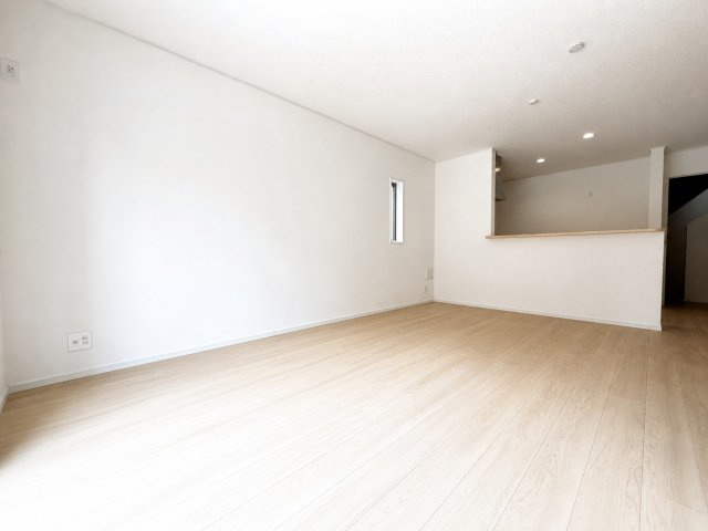 クワイエ　羽島市小熊町内粟野第２　全２区画分譲の居間・リビング|フローリング材は木目調でナチュラルな美しさ。様々な傷やクラックの発生を大幅に抑える特殊加工済みです。
床材に受ける様々な傷や、温度・湿度変化によるクラックの発生を大幅に抑える特殊加工を施工済み。