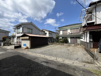 閑静な住宅街に位置する