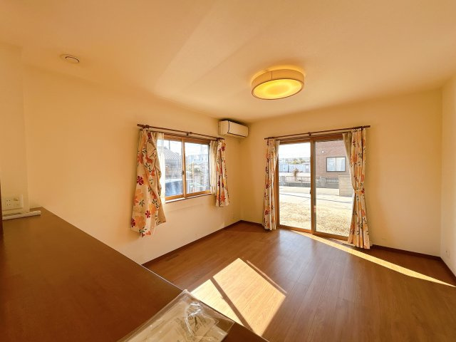 いわき市小名浜字吹松　戸建て　不動産プラスの居間・リビング|使いやすいリビングです