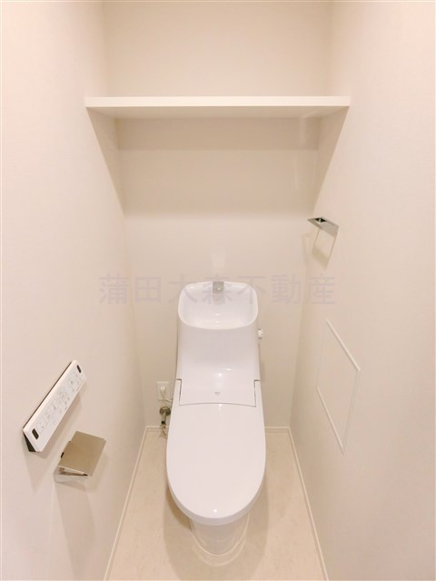 プライマル蒲田のトイレ|棚と温水洗浄便座付きのトイレ