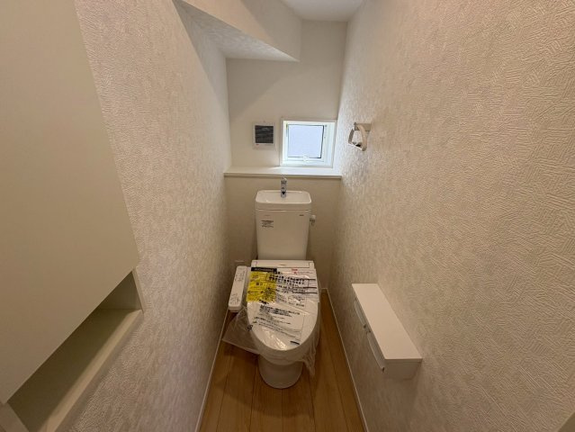 【商談中】クワイエ　各務原市那加前野町第4　全2区画分譲のトイレ|超表面平滑加工とイオンパワーの「セフィオンテクト」加工で、汚れが付きにくく落ちやすい仕様のトイレです。
またツイントルネード洗浄で少ない水でも前方の返し部分から後方部までしっかり洗浄できます！