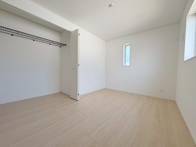 【商談中】クワイエ　各務原市那加前野町第4　全2区画分譲の寝室|全居室にたっぷり収納できる大型収納を設置。窓ガラスは、断熱性能や結露防止効果の高いペアガラスを採用！
高い断熱性と共にガラス面の結露対策にも効果を発揮し湿気によるカビの発生を抑止します。