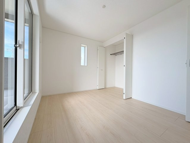 【商談中】クワイエ　各務原市那加前野町第4　全2区画分譲の洋室|建具やクロスなどをトータルデザインでコーディネートしており、室内に落ち着きと安らぎを与えてくれます。
全居室収納付き！寝室やお子様のお部屋がスッキリ片付きます。