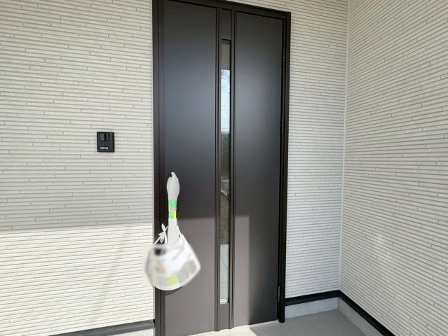【商談中】クワイエ　各務原市那加前野町第4　全2区画分譲の玄関|玄関ドアの取手ハンドル部分にセンサーがついて、カードタイプ・シールタイプのキーで施錠が可能で便利です。
お買い物の荷物で手が塞がっていても、楽々開錠できます。毎日の外出前の時間も短縮されて快適です！