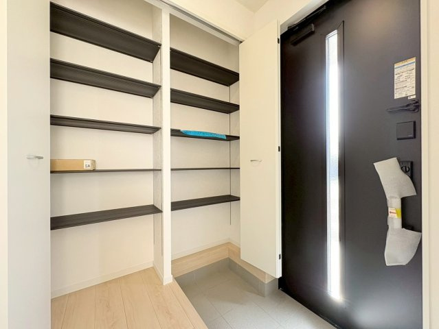 【商談中】クワイエ　各務原市那加前野町第4　全2区画分譲の玄関|大容量のシューズ収納付きで玄関周りもすっきり！玄関ドアからの光が玄関ホールを明るくしてくれます。