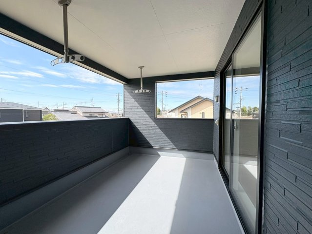 【商談中】クワイエ　各務原市那加前野町第4　全2区画分譲のバルコニー|バルコニーは南向きで洗濯物もよく乾きます！強度と表面積硬度を持つFPRで防水しています。