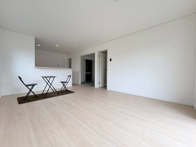 【商談中】クワイエ　各務原市那加前野町第4　全2区画分譲の居間・リビング|フローリング材は木目調でナチュラルな美しさ。様々な傷やクラックの発生を大幅に抑える特殊加工済みです。
床材に受ける様々な傷や、温度・湿度変化によるクラックの発生を大幅に抑える特殊加工を施工済み。