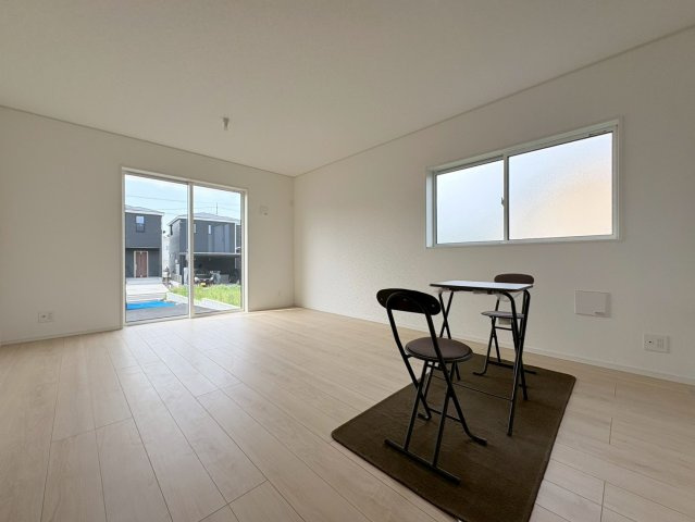 【商談中】クワイエ　各務原市那加前野町第4　全2区画分譲の居間・リビング|フローリング材は木目調でナチュラルな美しさ。様々な傷やクラックの発生を大幅に抑える特殊加工済みです。
床材に受ける様々な傷や、温度・湿度変化によるクラックの発生を大幅に抑える特殊加工を施工済み。