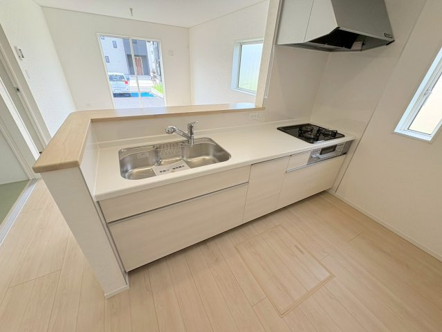 【商談中】クワイエ　各務原市那加前野町第4　全2区画分譲のキッチン|お手入れがラクなステンレスをワークスペース部分トップに使用した、機能的で美しいシステムキッチンです。
浄水器組込み水栓でシンクまわりがスッキリ広々お使いいただけます。フラットな造りでお掃除も楽々です。