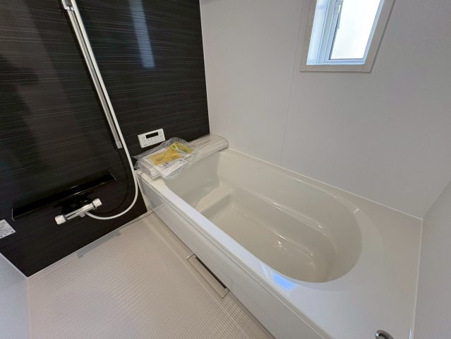 【商談中】クワイエ　各務原市那加前野町第4　全2区画分譲の浴室|保温浴槽使用で４時間たっても浴槽の湯温低下はわずか約2.5度の省エネ仕様です。【暖房換気乾燥機】付き！
サイドブロー機能を備えた省エネ衣類乾燥機です。窓付きの明るく清潔な空間でゆったりバスタイムを！