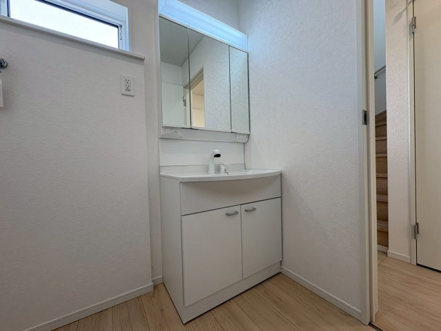 【商談中】クワイエ　各務原市那加前野町第4　全2区画分譲の独立洗面台|床材に受ける様々な傷や、温度・湿度変化による、クラックの発生を大幅に抑える特殊加工を施工済みです。
水栓はリフトアップできて両手が使えます。またハンドシャワーでも使えます。