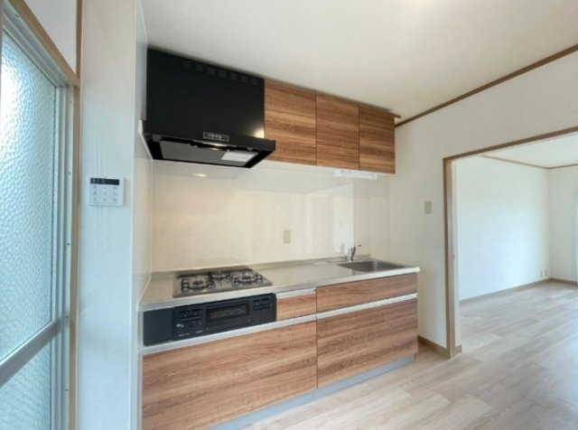 山手台4丁目のキッチン|壁付キッチンで、限られたスペースも有効活用。シンプルで使いやすく、収納も整いやすいので、毎日の家事がスムーズに進む快適な住まいです。