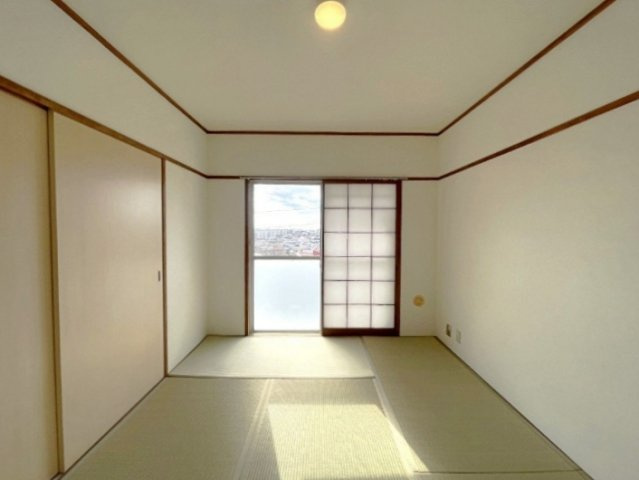 山手台4丁目の和室|シンプルで落ち着いた和室は、収納や押入れも完備。家事や生活動線を邪魔せず、快適に暮らせる居心地の良い空間です。