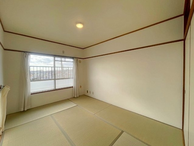 山手台4丁目の和室|和室は寝室や子ども遊びスペースにも最適。畳ならではの柔らかさで、安全・快適に暮らせる心落ち着く居室です