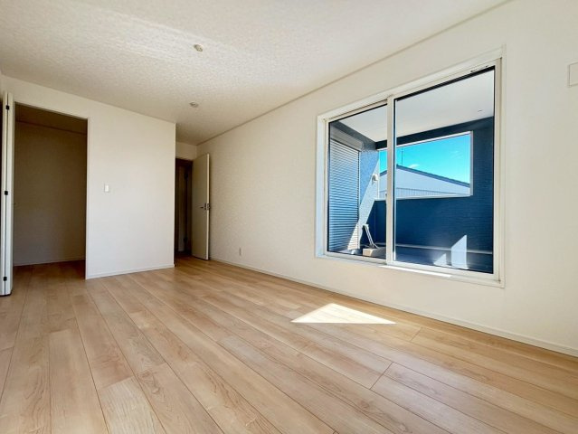 クワイエ　羽島市竹鼻町第５　全１区画分譲の寝室|全居室にたっぷり収納できる大型収納を設置。窓ガラスは、断熱性能や結露防止効果の高いペアガラスを採用！
高い断熱性と共にガラス面の結露対策にも効果を発揮し湿気によるカビの発生を抑止します。