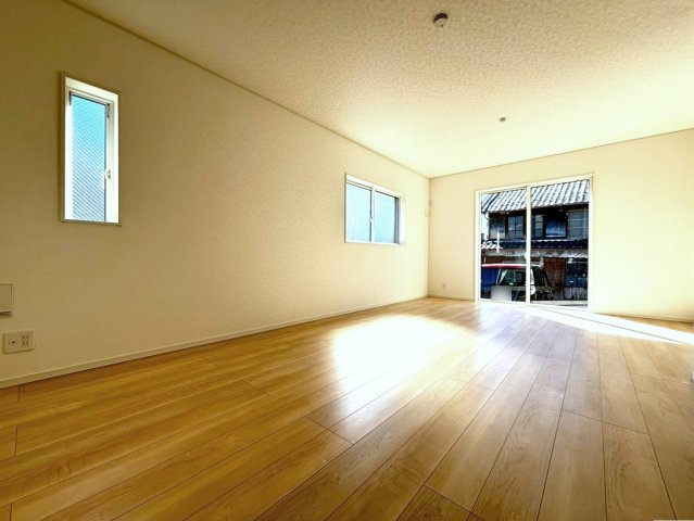 クワイエ　羽島市竹鼻町第５　全１区画分譲の居間・リビング|フローリング材は木目調でナチュラルな美しさ。様々な傷やクラックの発生を大幅に抑える特殊加工済みです。
床材に受ける様々な傷や、温度・湿度変化によるクラックの発生を大幅に抑える特殊加工を施工済み。