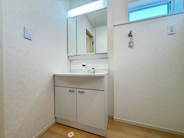 クワイエ　羽島市竹鼻町第５　全１区画分譲の独立洗面台|床材に受ける様々な傷や、温度・湿度変化による、クラックの発生を大幅に抑える特殊加工を施工済みです。
水栓はリフトアップできて両手が使えます。またハンドシャワーでも使えます。