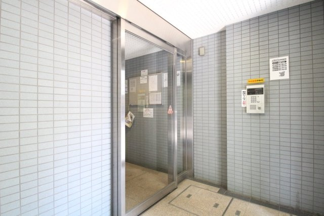 スカイコート本郷東大前のエントランス