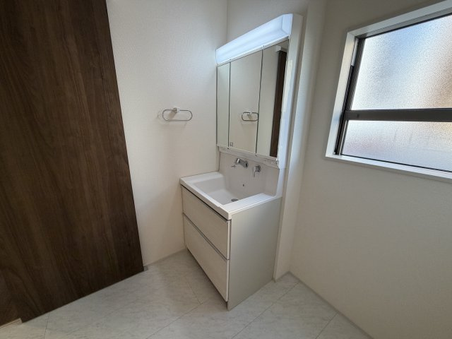 第７渋川市半田　新築戸建　3号棟の洗面所|シャワー水栓付き洗面台で朝の身支度もバッチリです！
洗面台には収納スペースもあり洗面室もすっきり片付きますよ！