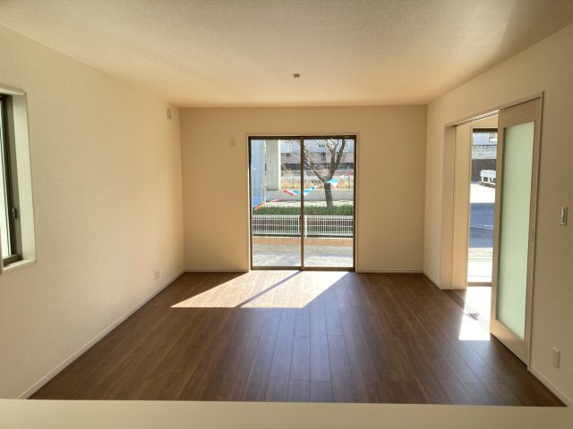 第７渋川市半田　新築戸建　3号棟の居間・リビング|カウンターキッチンなのでお料理をしながら会話もできます。
夕食の支度をしながら、お子様の様子も見られて自然と会話も増えますよ♪
