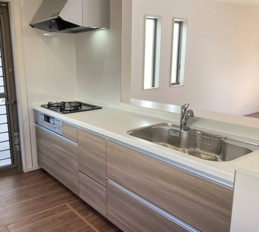 第７渋川市半田　新築戸建　3号棟のキッチン|人気のカウンターキッチン採用です☆ゴミ出しに便利な勝手口付き！
コンロも３口ご用意しています！調理スペースも広くストレスなくお料理できます。
浄水器つきなので美味しいお水も飲めますよ♪