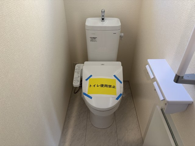 第７渋川市半田　新築戸建　3号棟のトイレ|1階トイレです。清潔感のある白を基調としています。
温水洗浄・便座暖房機能の付いた快適なトイレです☆