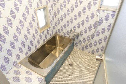 【収納充実】高知市横浜西町　中古一戸建ての浴室|窓付きで換気もスムーズな癒やしの空間