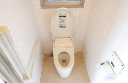 【収納充実】高知市横浜西町　中古一戸建てのトイレ|手すり付きで安心・快適なトイレ空間☆