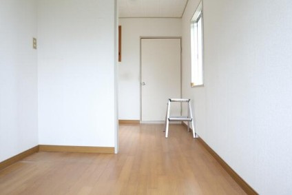 【収納充実】高知市横浜西町　中古一戸建ての洋室|どんな家具にも合わせやすい清潔感のある内装です☆
