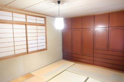 【収納充実】高知市横浜西町　中古一戸建ての和室|壁一面の収納スペースでお部屋もスッキリ片付きます♪